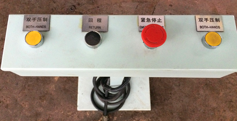 B&aacute;o ch&iacute; thủy lực T đứng