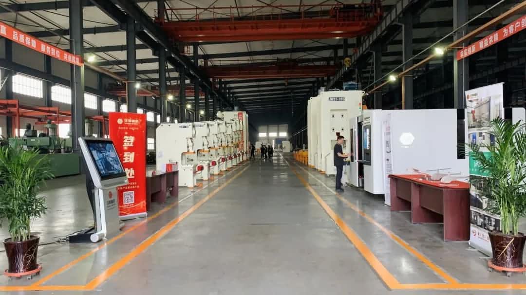 Nh&agrave; m&aacute;y b&aacute;o ch&iacute; thế giới-2